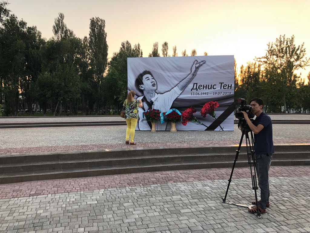 تاراز قالاسىنا دەنيس تەندى ەسكە الۋعا ارنالعان باننەر ورناتىلدى