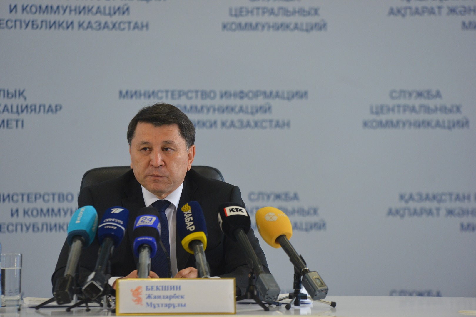 جانداربەك بەكشين مەكتەپ فورماسىن قالاي تاڭداۋ كەرەكتىگىن ءتۇسىندىردى