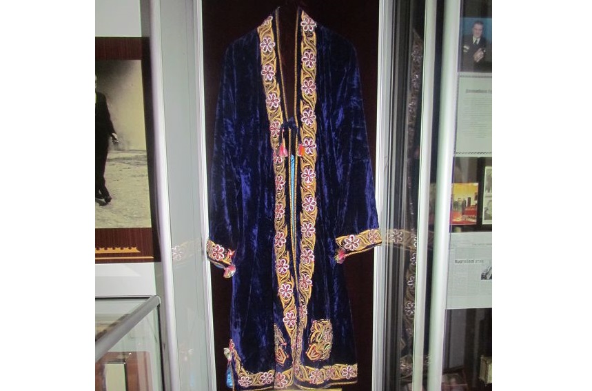 دىنمۇحامەد قوناەۆتىڭ سۇلتان سۇلەيمەن ۇلىنا سىيعا تارتقان شاپانى كورمەگە قويىلدى