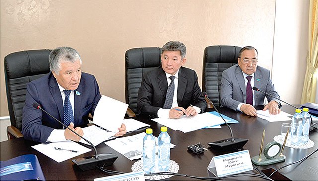 سەناتورلار اقمولا وبلىسىندا «7-20-25» باعدارلاماسىن ىسكە اسىرۋ بارىسىمەن تانىستى