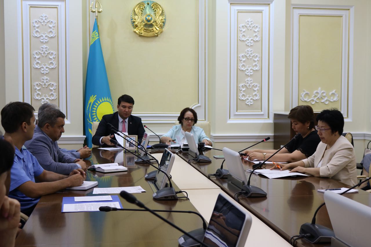 سەناتور س.ايتپاەۆا ورالدا بالالار قۇقىقتارىن قورعاۋ ماسەلەلەرىن تالقىلاۋعا قاتىستى