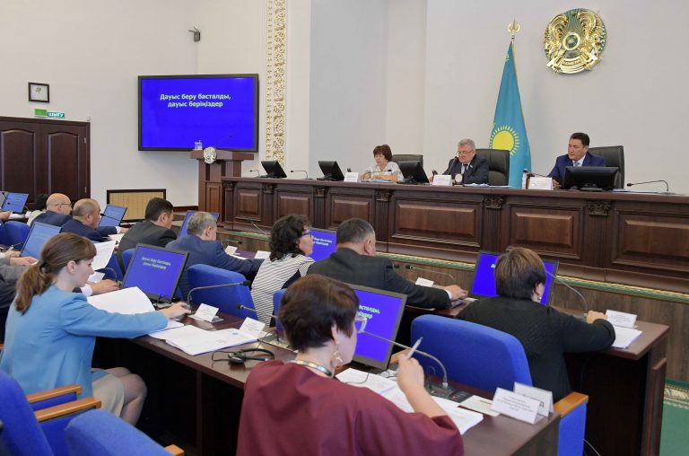 بولات باقاۋوۆ وبلىستىق ءماسليحات دەپۋتاتتارى الدىندا ەسەپ بەردى