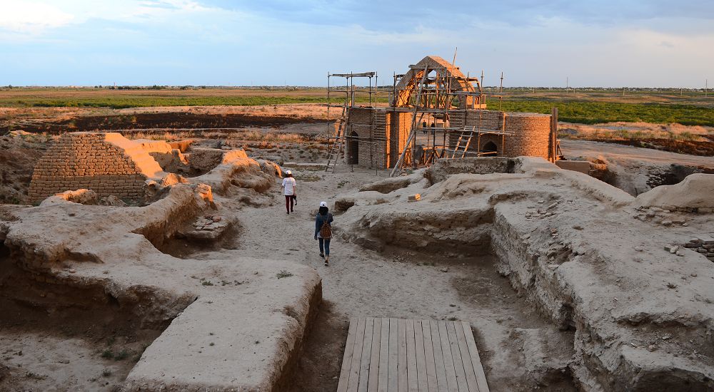 تاريحي ەسكەرتكىشتەر ەلىمىزدى تانىتادى