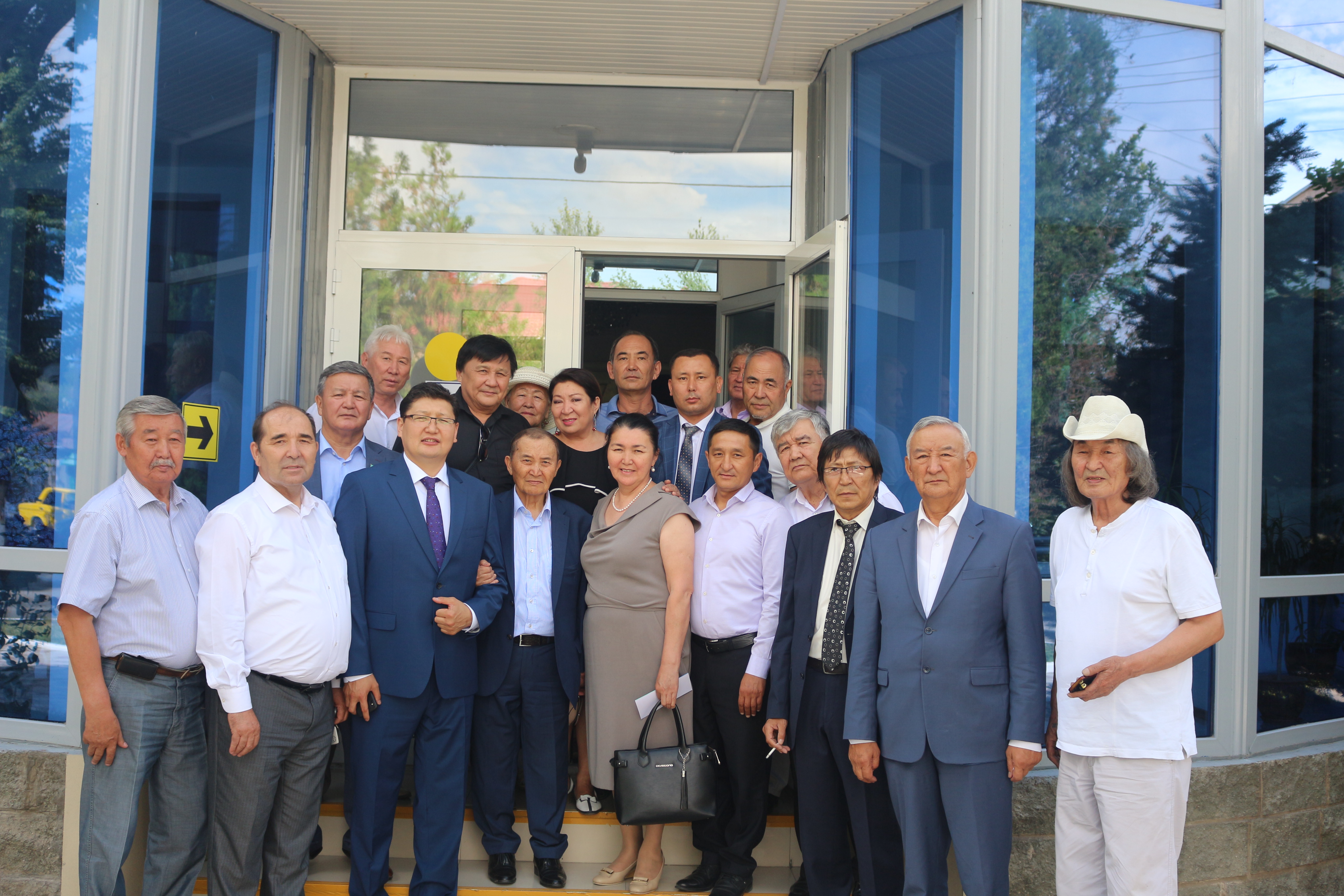 تارازدىق وقىرماندار جازۋشى اكىم تارازيمەن جۇزدەستى