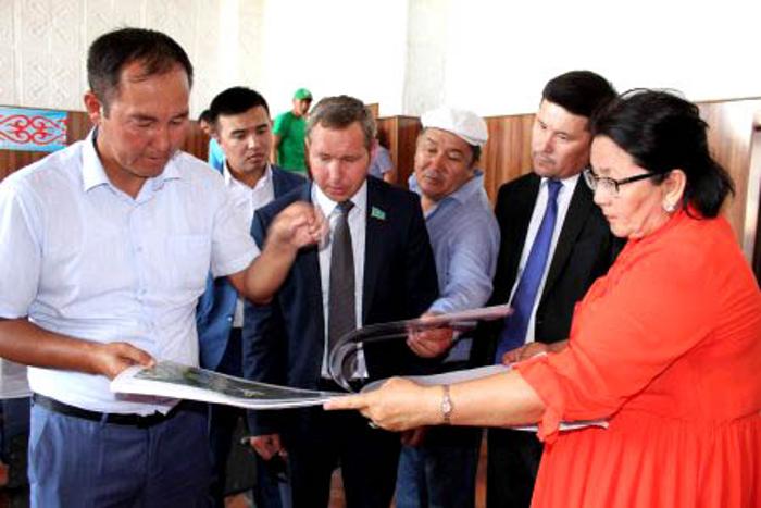 دەپۋتات گ.شيپوۆسكيح «ماناق بابا» شارۋا قوجالىعىنا ارنايى ات باسىن بۇردى