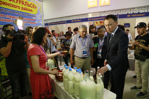 قوستانايدا «قازاقستاننىڭ ۇزدىك تاۋارلارى» كورمە-بايقاۋى ءوتتى