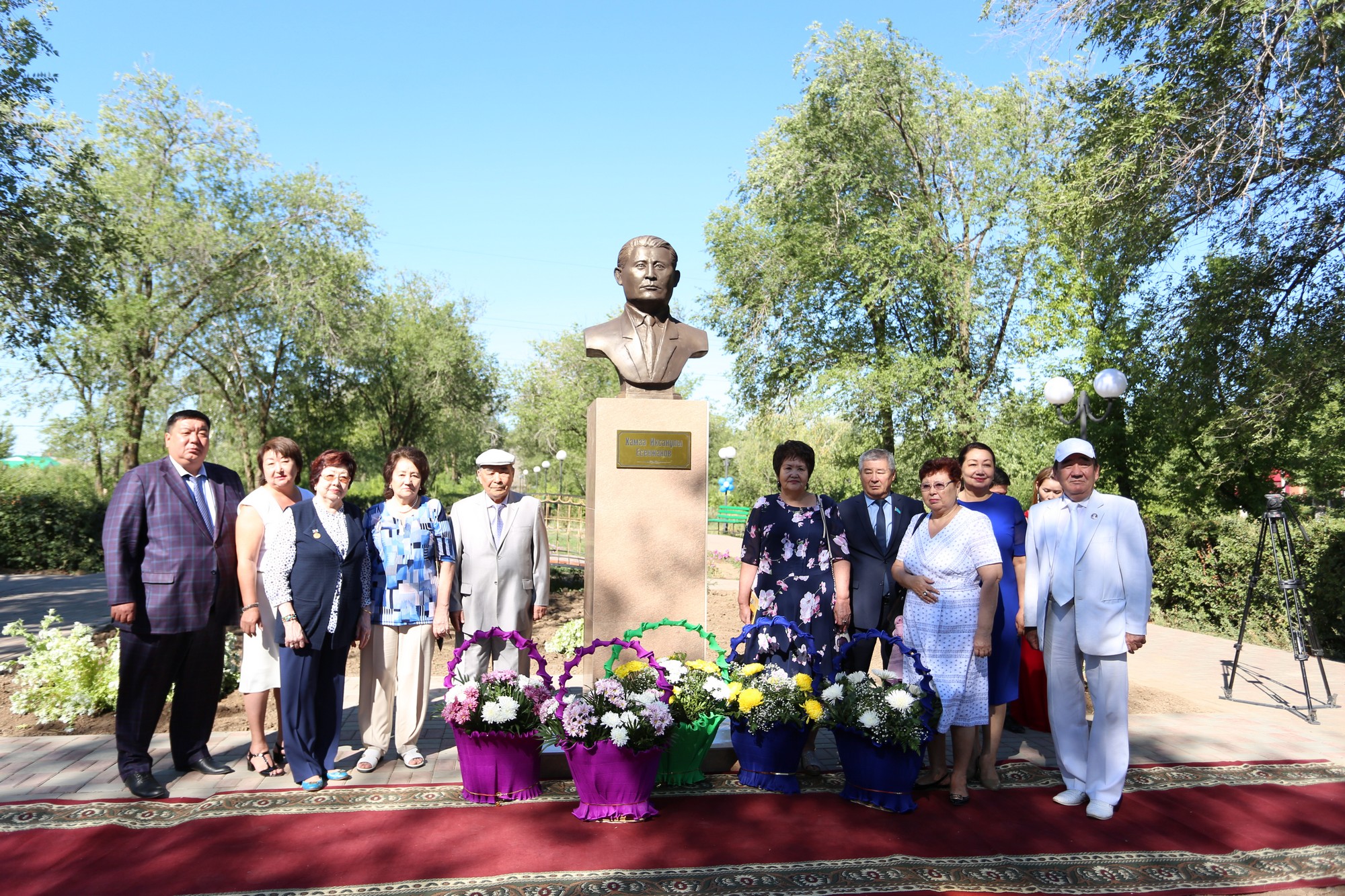 حامزا ەسەنجانوۆقا تۋعان جەرىندە ەسكەرتكىش ورناتىلدى