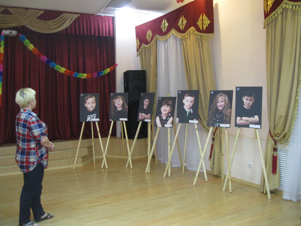 كوزدەرىنەن ك ۇلىمدەپ كۇن كورىنگەن