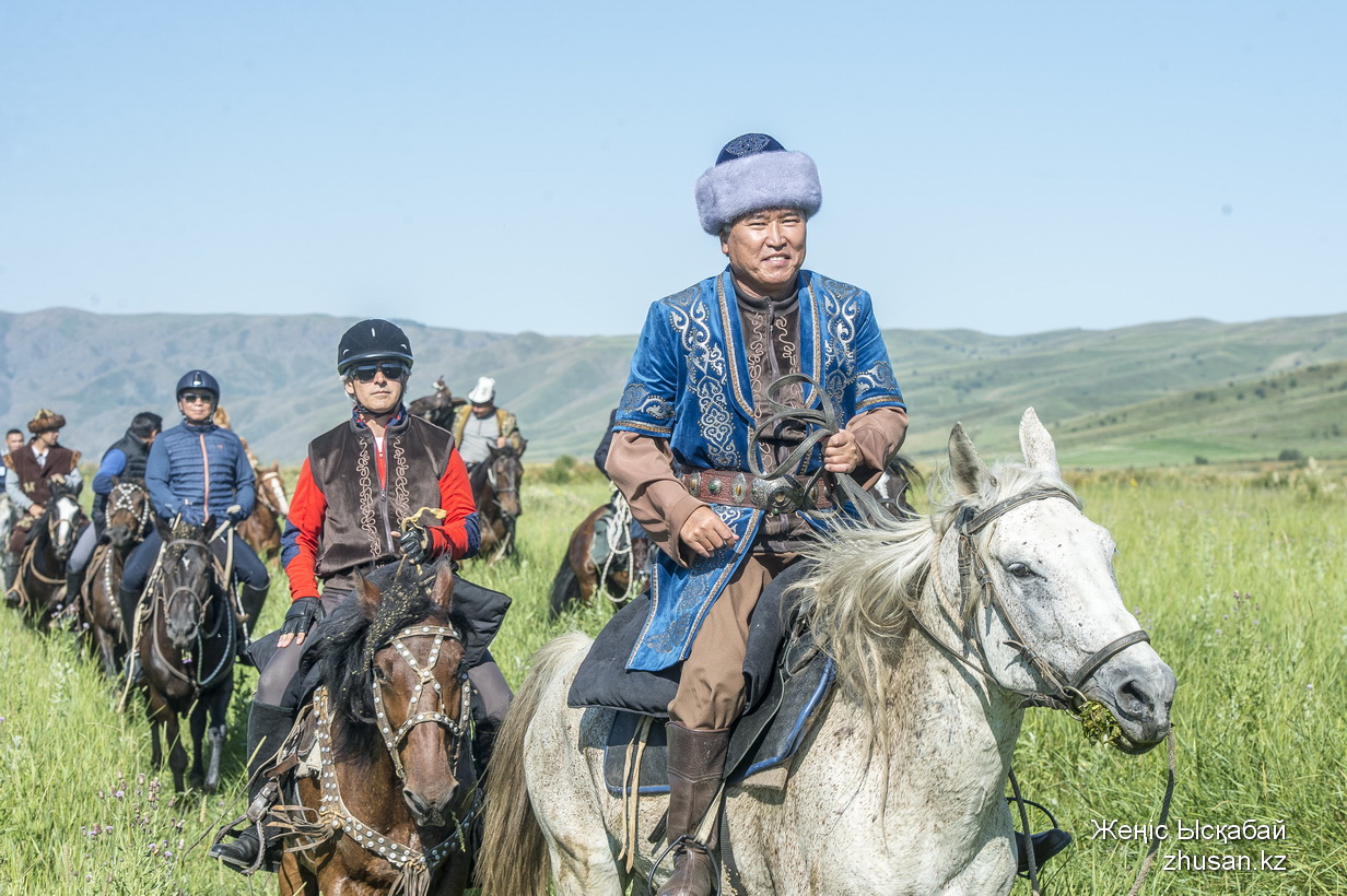 مينيستر مەن سپورتشىلار سالت اتقا ءمىنىپ, ءتۋريزمدى ناسيحاتتادى