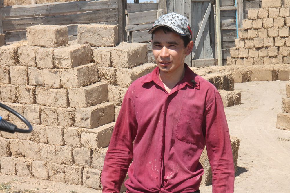 اۋىل اقىنى كىرپىش قۇيادى