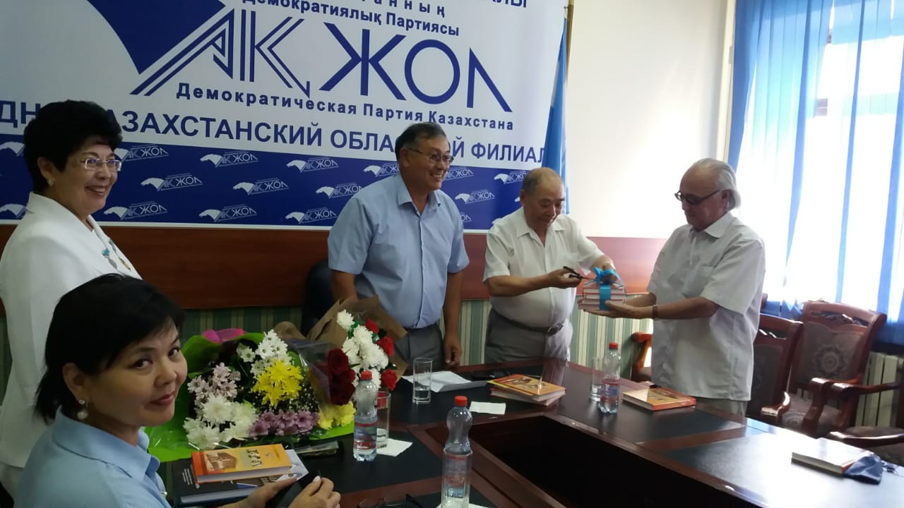 الاش اۆتونومياسى تۋرالى جاڭا كىتاپ جارىق كوردى