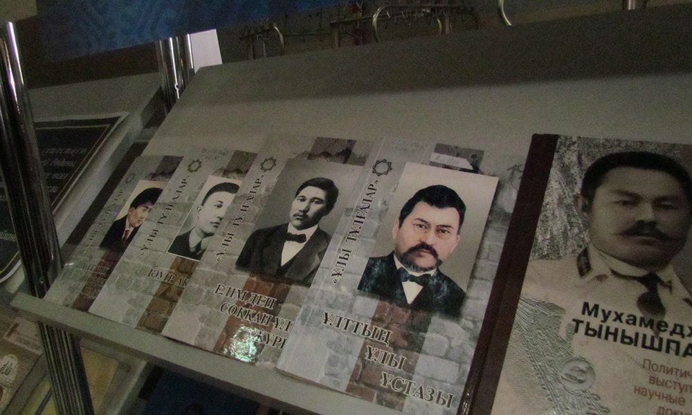 جازىقسىز اتىلعان جامپوز