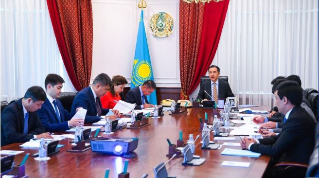 باقىتجان ساعىنتاەۆ دەنساۋلىق ساقتاۋ سالاسىن دامىتۋ ماسەلەلەرى جونىندە كەڭەس وتكىزدى