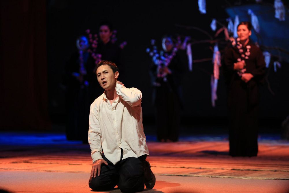 تىلەكتەس ەسپولوۆ: «اقتاستاعى احيكو» قويىلىمى كوزىمىزگە جاس ءۇيىردى