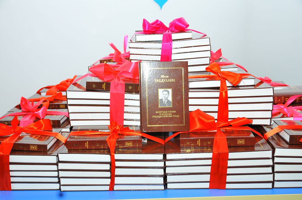 مالىك عابدۋلليننىڭ عىلىمي-ادەبي ەڭبەكتەرى قامتىلعان 11 تومدىق كىتابىنىڭ تۇساۋكەسەرى ءوتتى