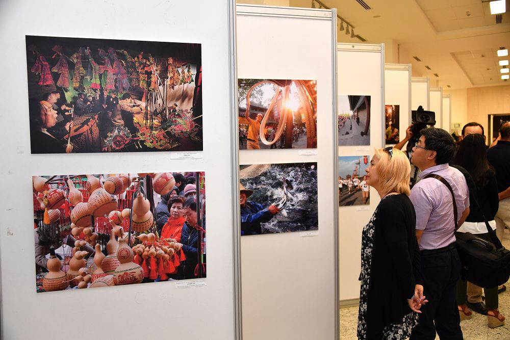 باتىس قىتاي ايشىقتارى
