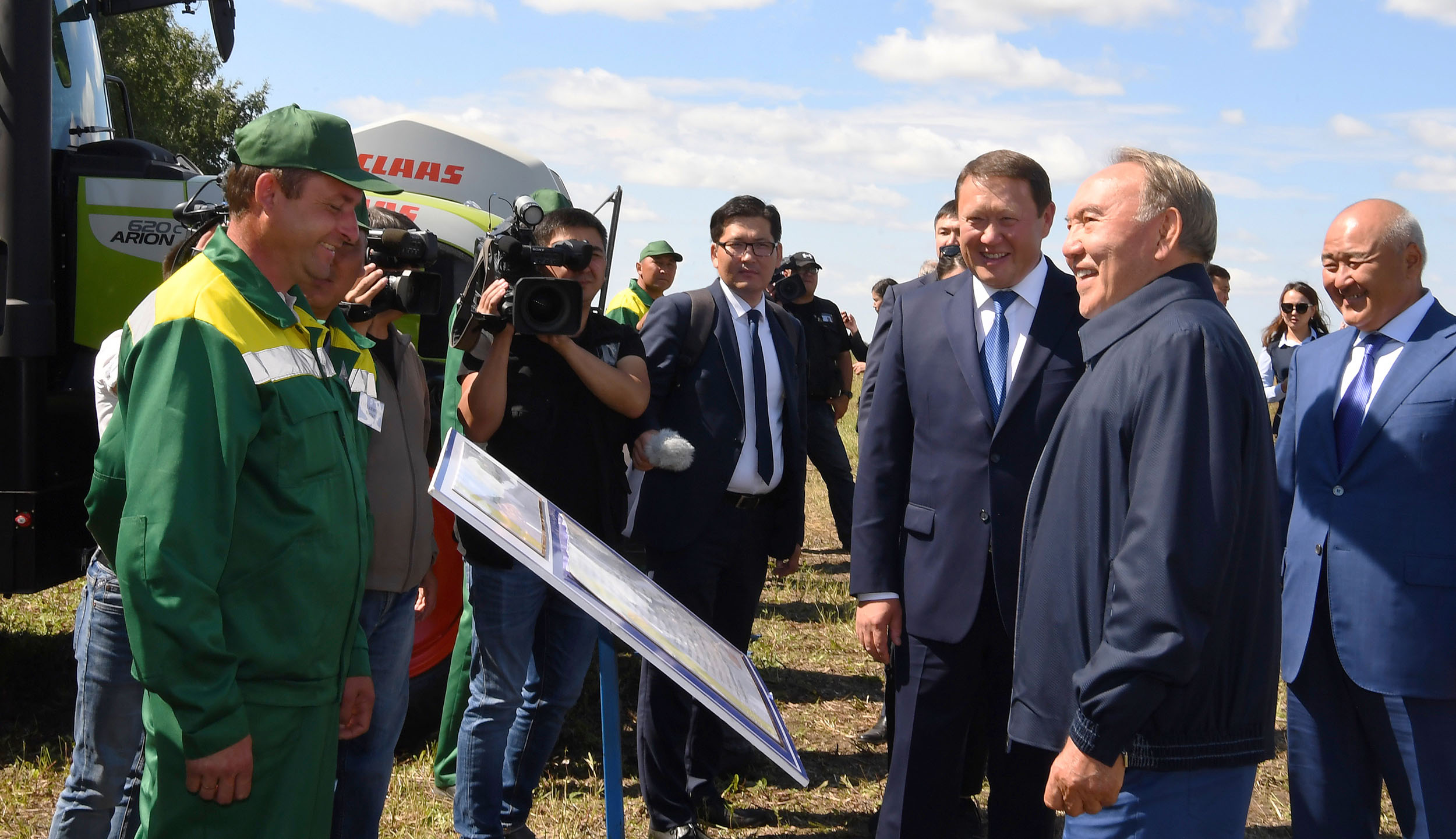 مەملەكەت باسشىسى «اگروفيرما ەكسيمنان» اۋىل شارۋاشىلىعى كەشەنىن ارالاپ كوردى