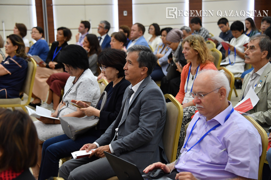 استانادا تۇركى ءتىل ءبىلىمىنىڭ وزەكتى ماسەلەلەرى تالقىلانۋدا