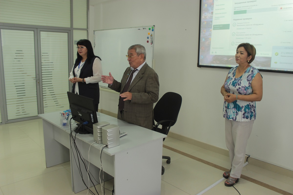 ەكس-دەپۋتات جاس مەملەكەتتىك قىزمەتشىلەرگە ءدارىس وقىدى