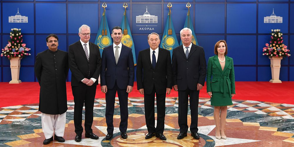 سەنىم گراموتالارىن قابىلدادى