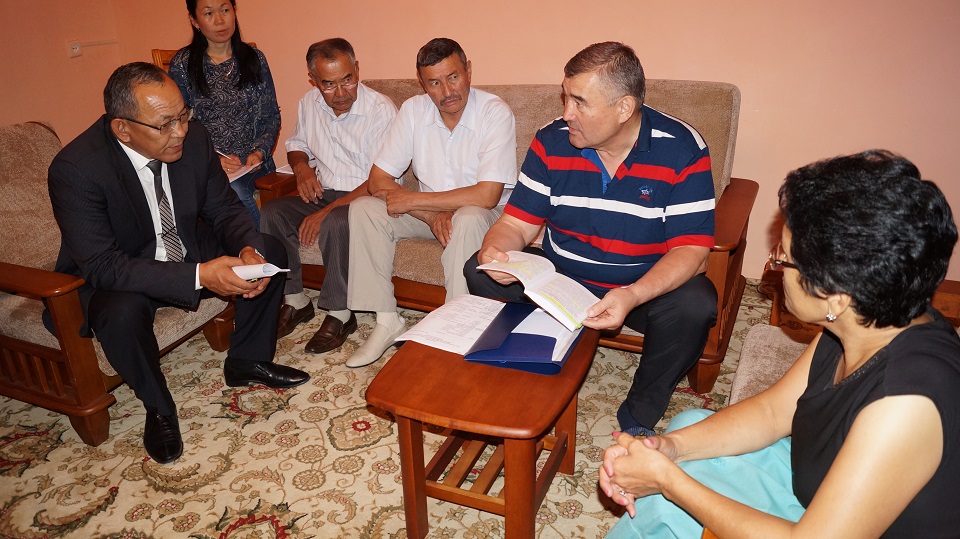 سەنات دەپۋتاتى شقو تۇرعىندارىنىڭ ۇسىنىستارىن تىڭدادى