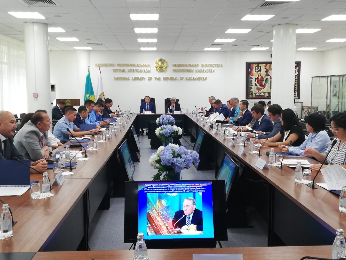 كونستيتۋتسيا كۇنى قارساڭىندا ۇلتتىق كىتاپحانادا دوڭگەلەك ۇستەل ءوتتى