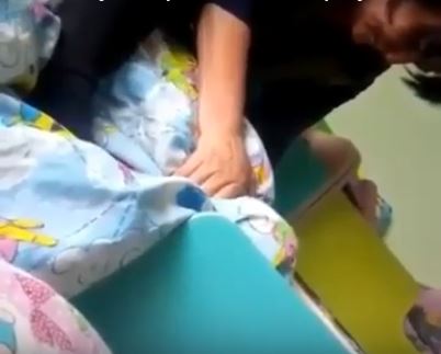 تەمىرتاۋدا بالاباقشا تاربيەشىسى بالانى كورپەمەن تۇنشىقتىرىپ ۇيىقتاتپاق بولعان