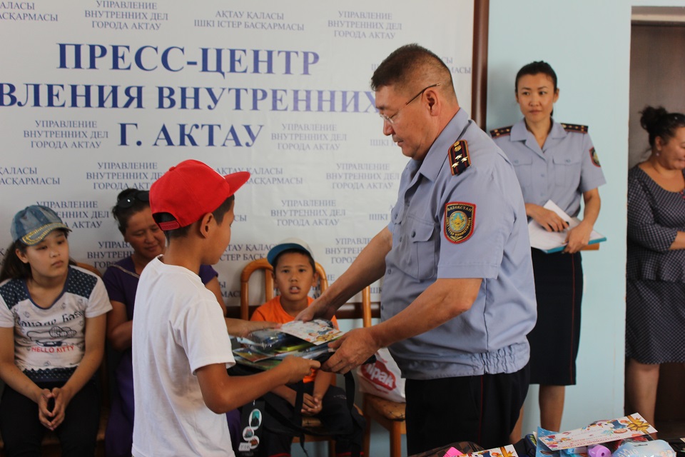 اقتاۋدا پوليتسەيلەر «مەكتەپكە جول» قايىرىمدىلىق اكتسياسىن وتكىزدى