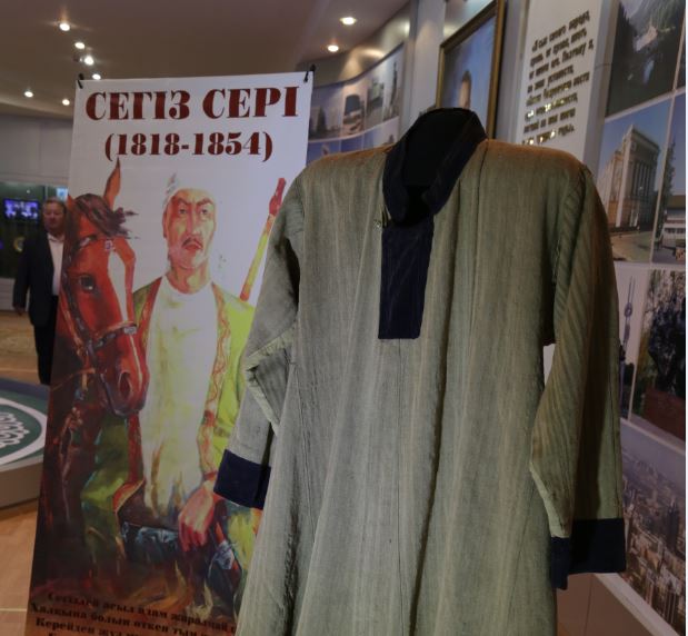 سولتۇستىك قازاقستان مۋزەيىنە سەگىز سەرىنىڭ شەكپەنى تابىستالدى