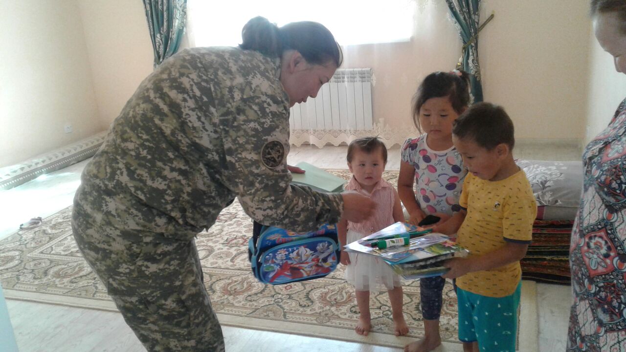 اقتاۋدا اسكەري قىزمەتشىلەر 25 وتباسىعا كومەك كورسەتتى