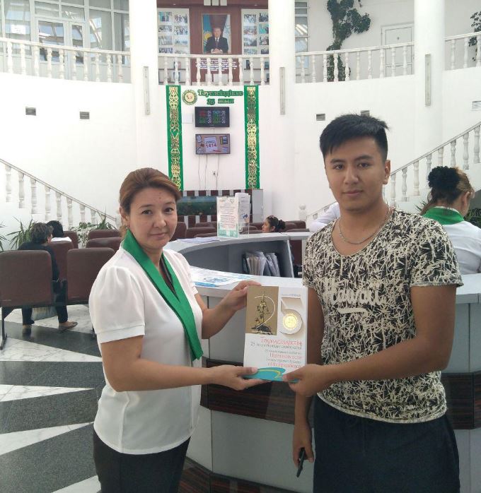 قىزىلوردادا حالىققا قىزمەت كورسەتۋ ورتالىعىنا كەلگەن ءاربىر 23-ءشى ازاماتقا كىتاپ سىيلاندى