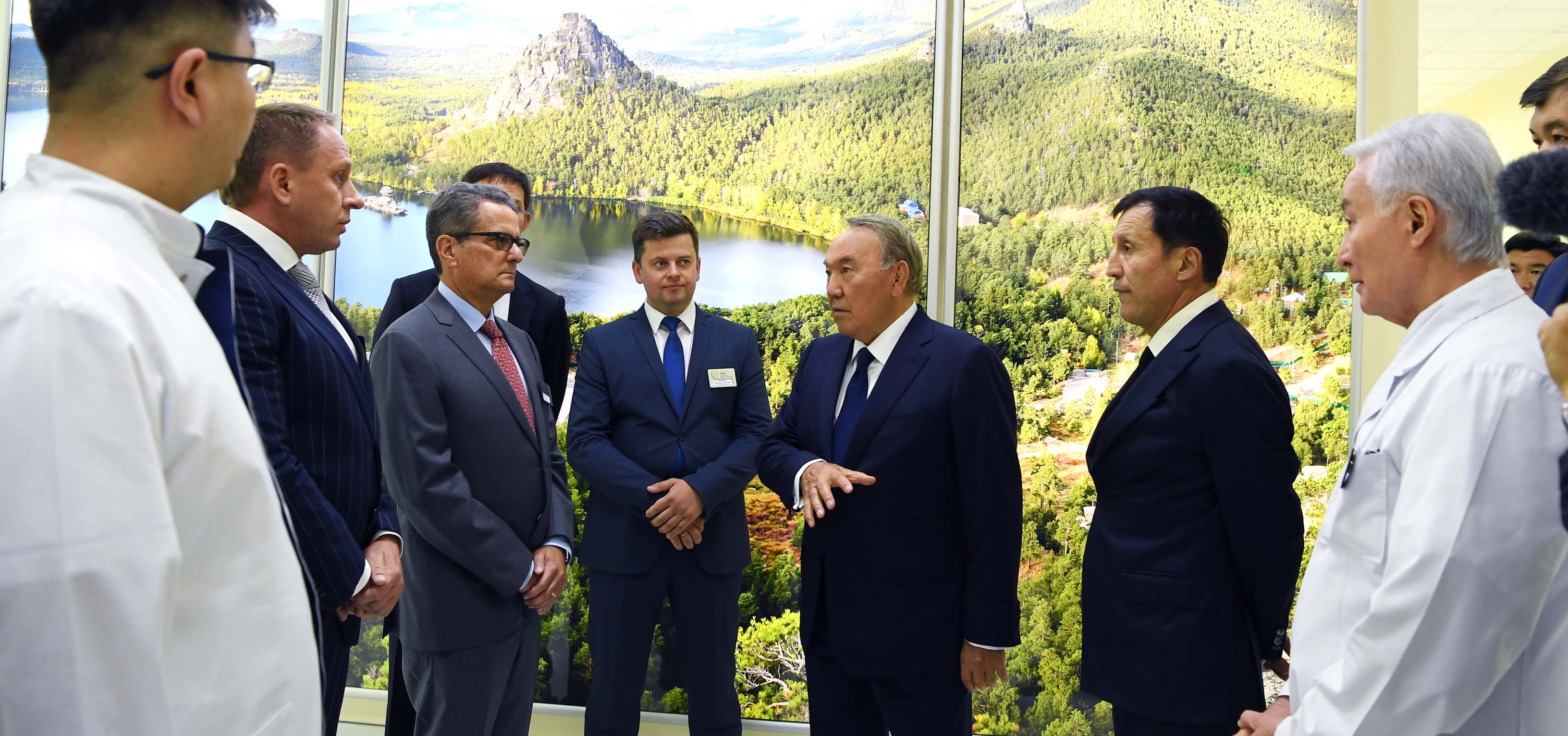 مەملەكەت باسشىسى توموتەراپيا جانە يادرولىق مەديتسينا ورتالىعىنا باردى