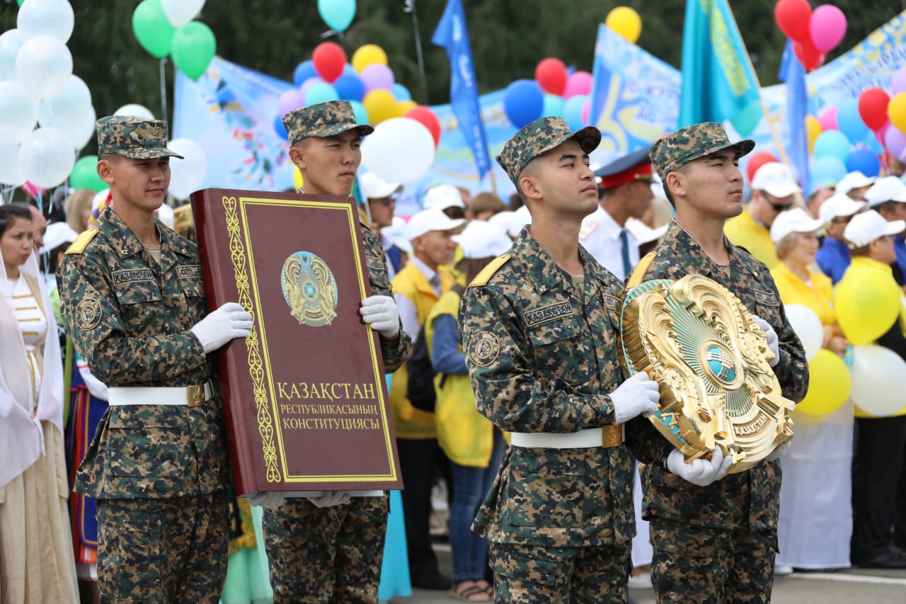 وسكەمەندىكتەر كونستيتۋتسيا كۇنى مەرەكەسىن اتاپ ءوتىپ جاتىر