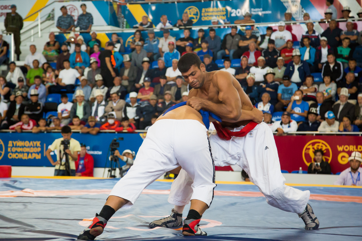 قازاقستاندىق بالۋاندار تاجىك كۇرەسىنەن ەكى قولا مەدال جەڭىپ الدى