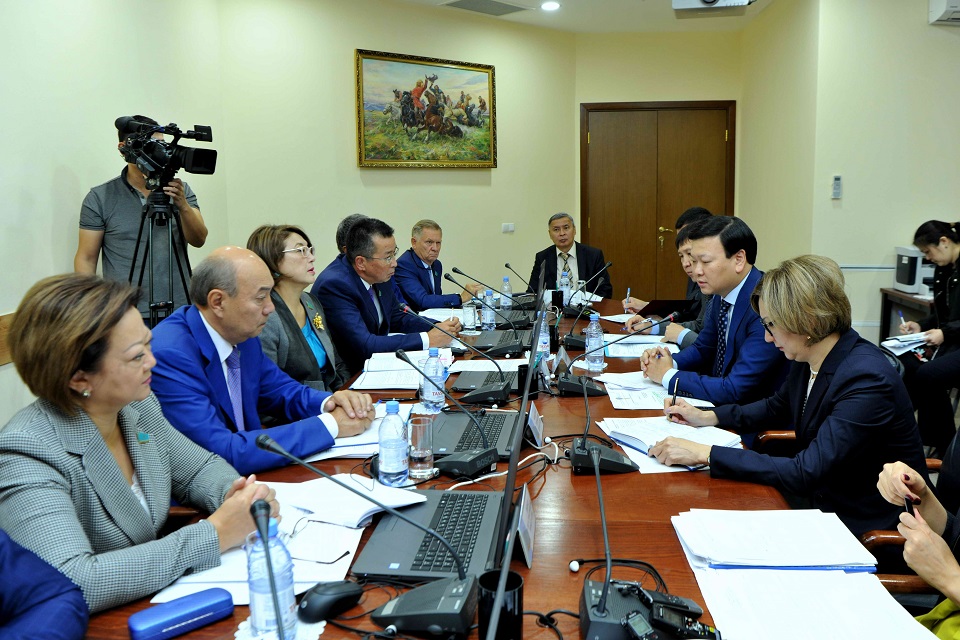 سەنات كوميتەتىندە بايقوڭىرلىقتارعا دارىگەرلىك كومەك كورسەتۋ ءتارتىبى تۋرالى قۇجات قارالدى