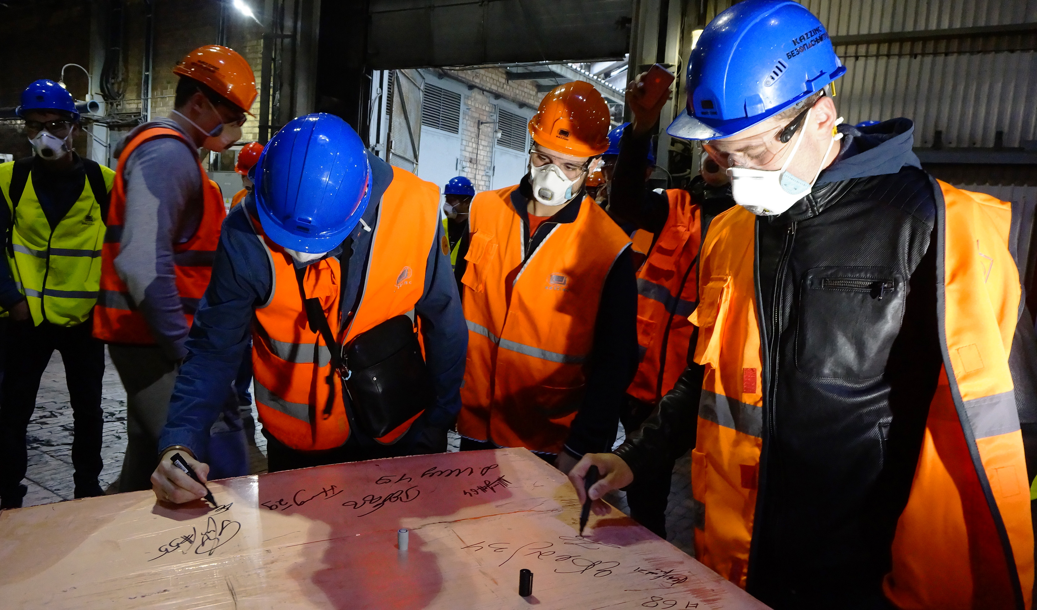 «تورپەدو» حوككەيشىلەرى مەتاللۋرگتەردىڭ جۇمىسىمەن تانىستى