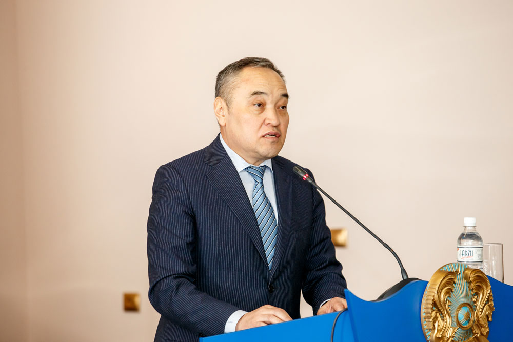 دارحان مىڭباي ءماجىلىستىڭ جالپى وتىرىسىندا انت بەردى