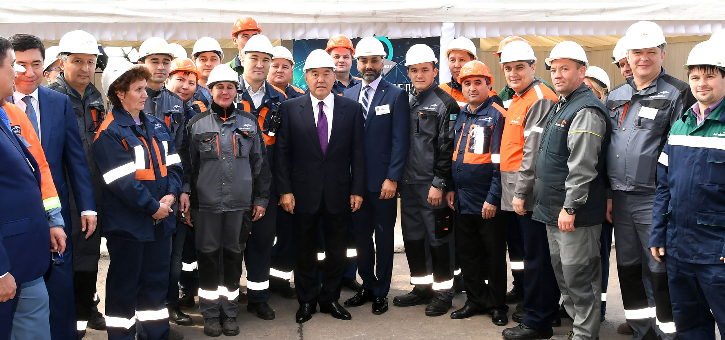 قازاقستان پرەزيدەنتى «ارسەلورميتتال تەمىرتاۋ» اكتسيونەرلىك قوعامىنا باردى