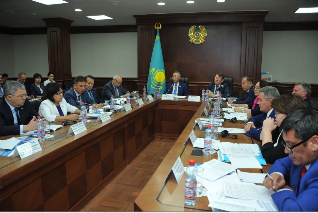 سەناتورلار مەدياتسيانى دامىتۋ ماسەلەلەرىن تالقىلادى