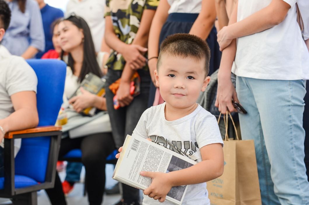V  حالىقارالىق كىتاپ فەستيۆالى اياسىندا وقىرماندار بەس مىڭ كىتاپپەن الماستى