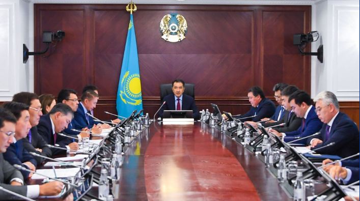 باقىتجان ساعىنتاەۆ ونەركاسىپتىك دامۋ جونىندەگى كوميسسيانىڭ وتىرىسىن وتكىزدى