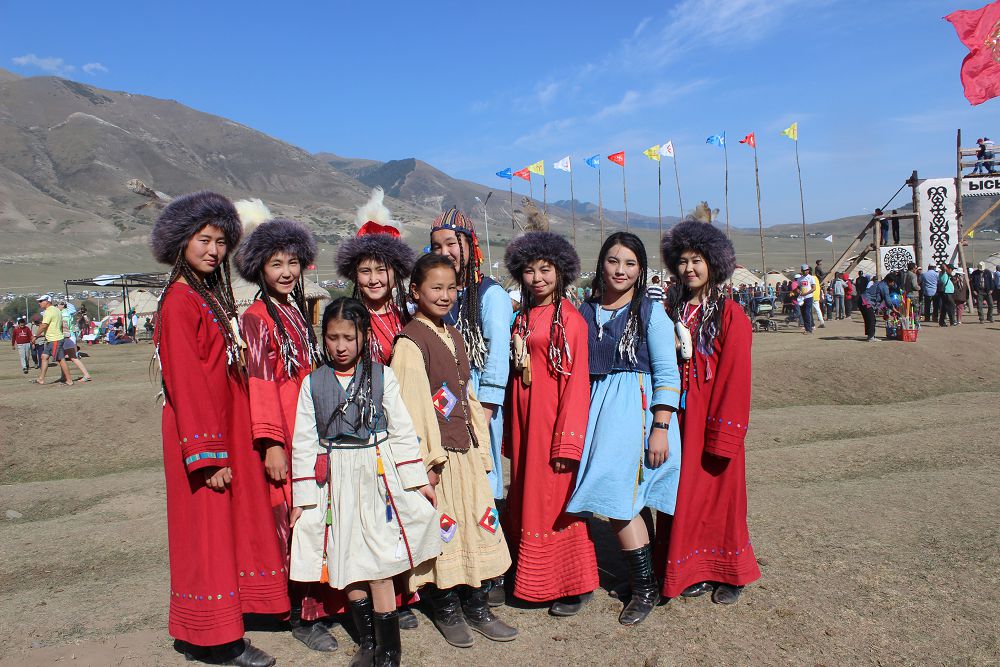 دومبىرا تارتاتىن قىرعىز قىزدارى