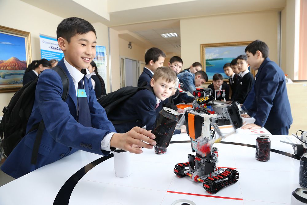 جاراتىلىستانۋ پاندەرى اعىلشىنشا وقىتىلادى