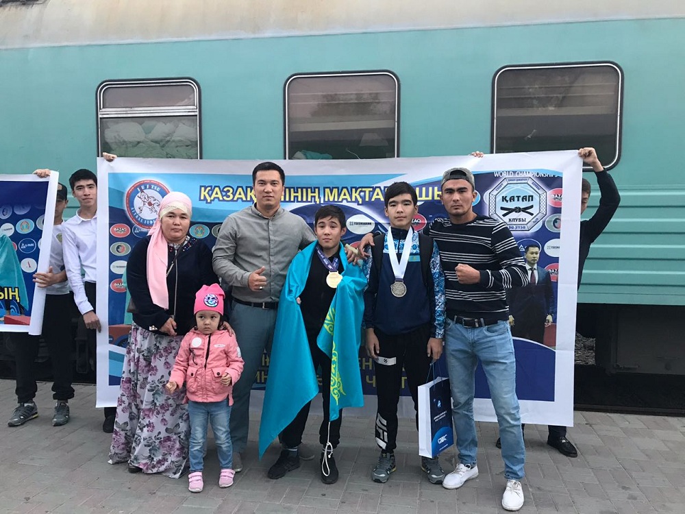 ەسەنبەك سيعۋاتوۆ  گرەپپلينگتەن تۇڭعىش الەم چەمپيونى اتاندى