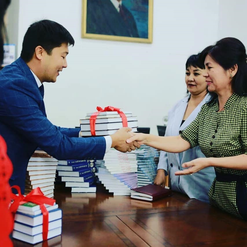 جەرلەستەرىنە 1500 دانا كىتاپ تارتۋ ەتتى