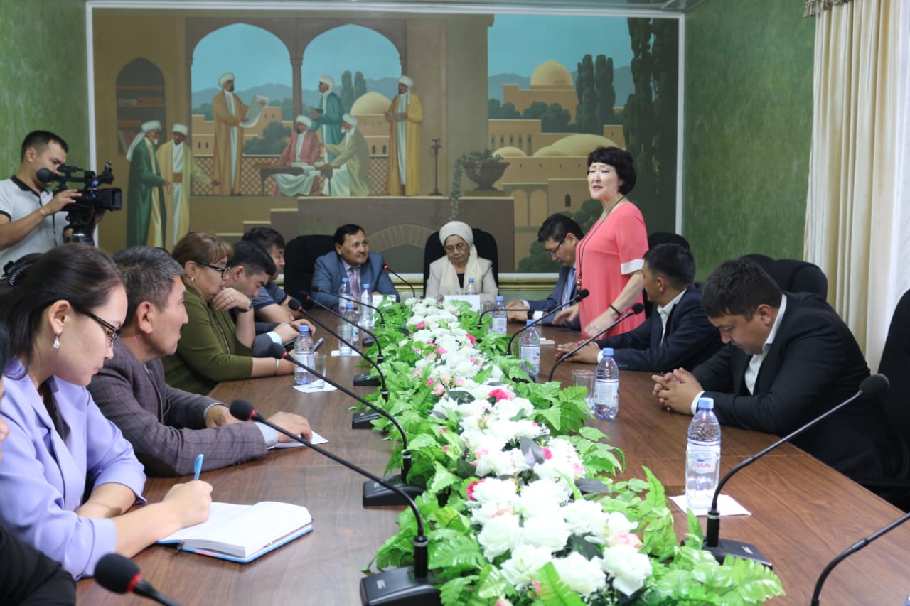 جازۋشى زەينەپ احمەتوۆا جامبىلدىقتارمەن جۇزدەستى