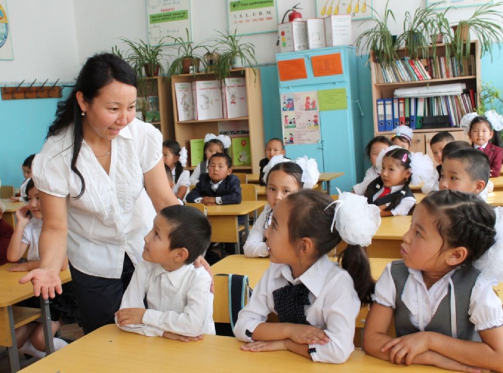 مۇنايلى مەكەندە مەكتەپ پەن مۇعالىم جەتىسپەيدى