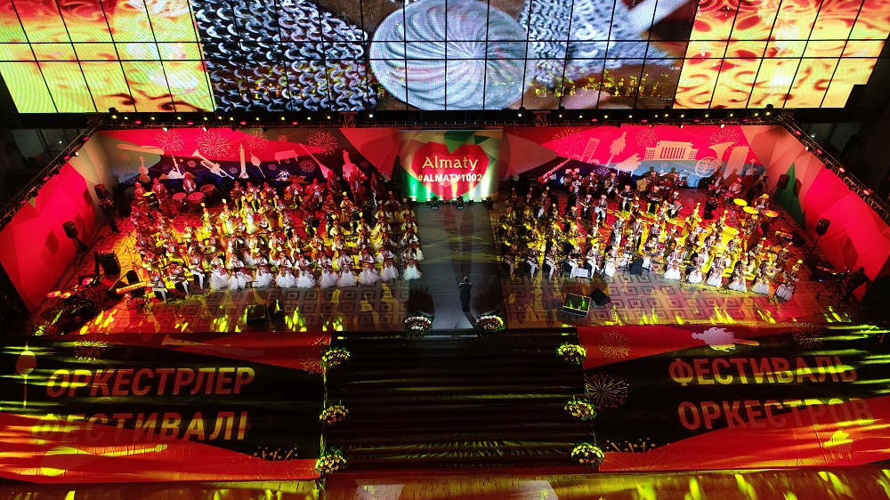 الماتى جۇرتى وركەسترلەر شەرۋىن تاماشالادى