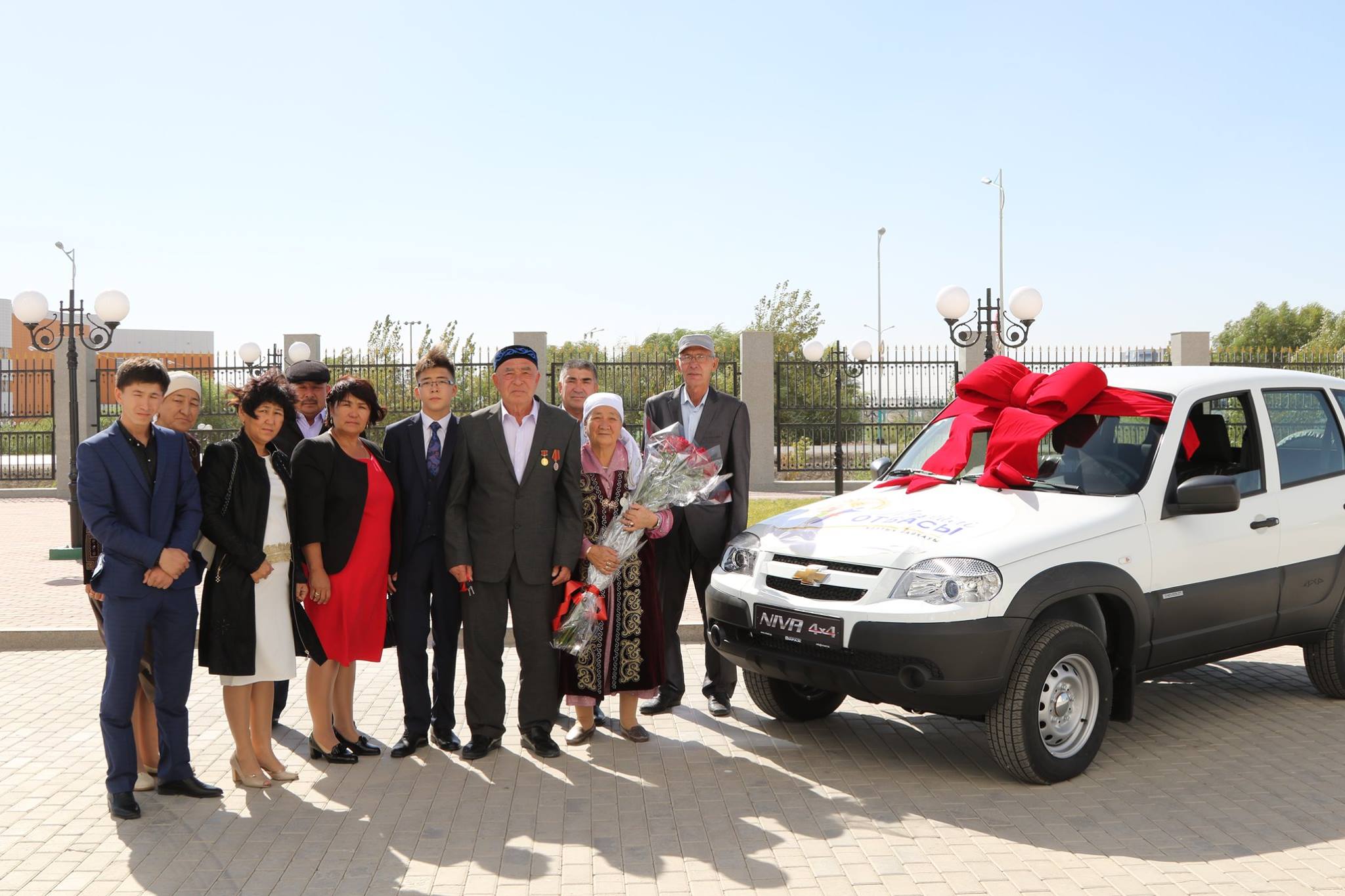 قىرىمبەك كوشەرباەۆ وتباسىلىق بايقاۋدا جەڭىسكە جەتكەن يشانقۇلوۆ وتباسىنا ماشينا سىيلادى