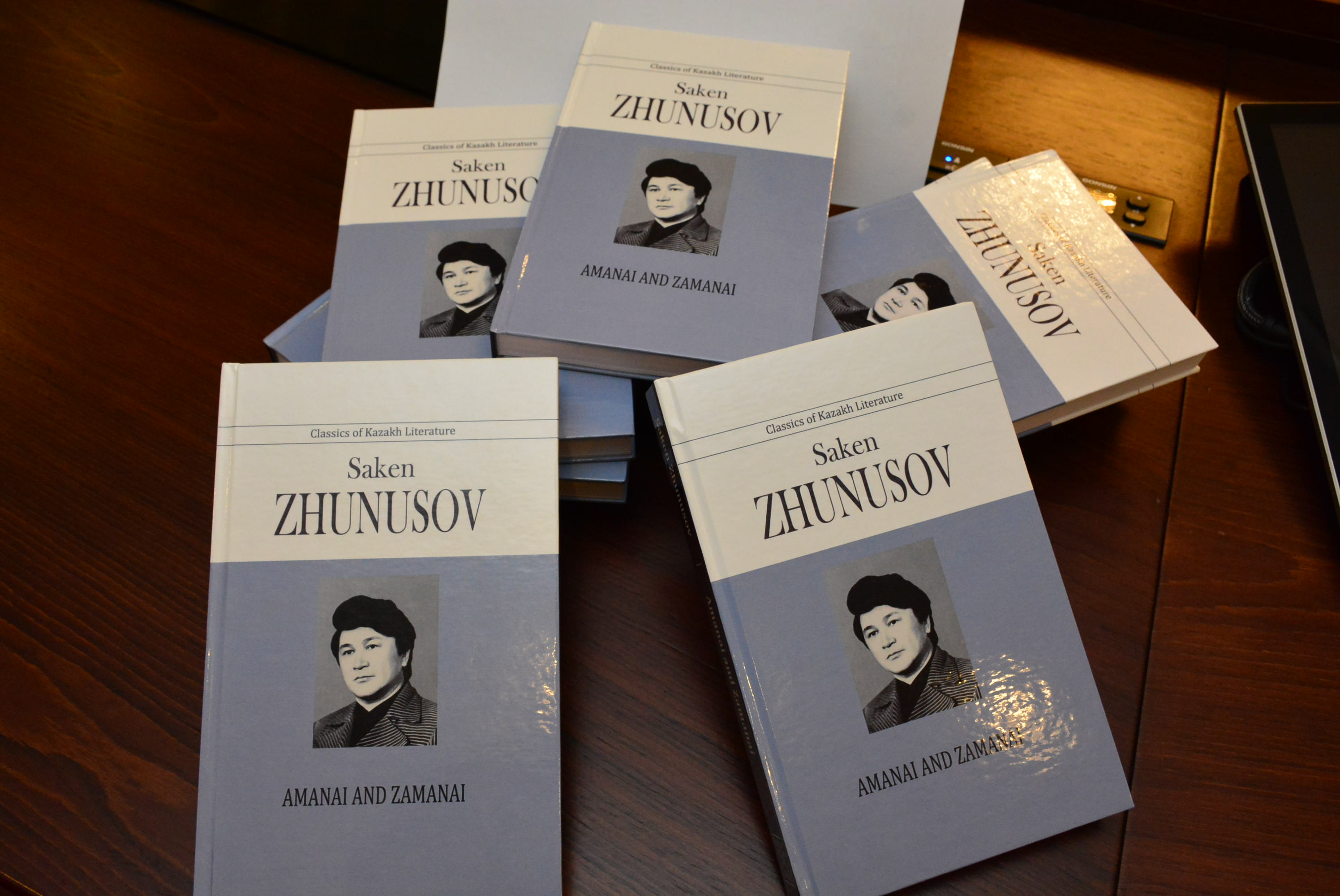 ساكەن سەرى شىعارماسى اعىلشىن تىلىندە سويلەدى